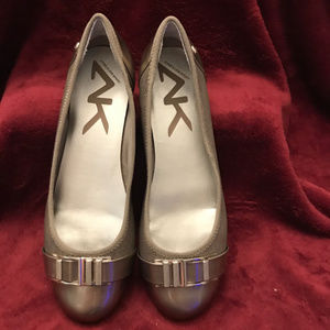 Anne Klein Soft Gold Flat, 9M